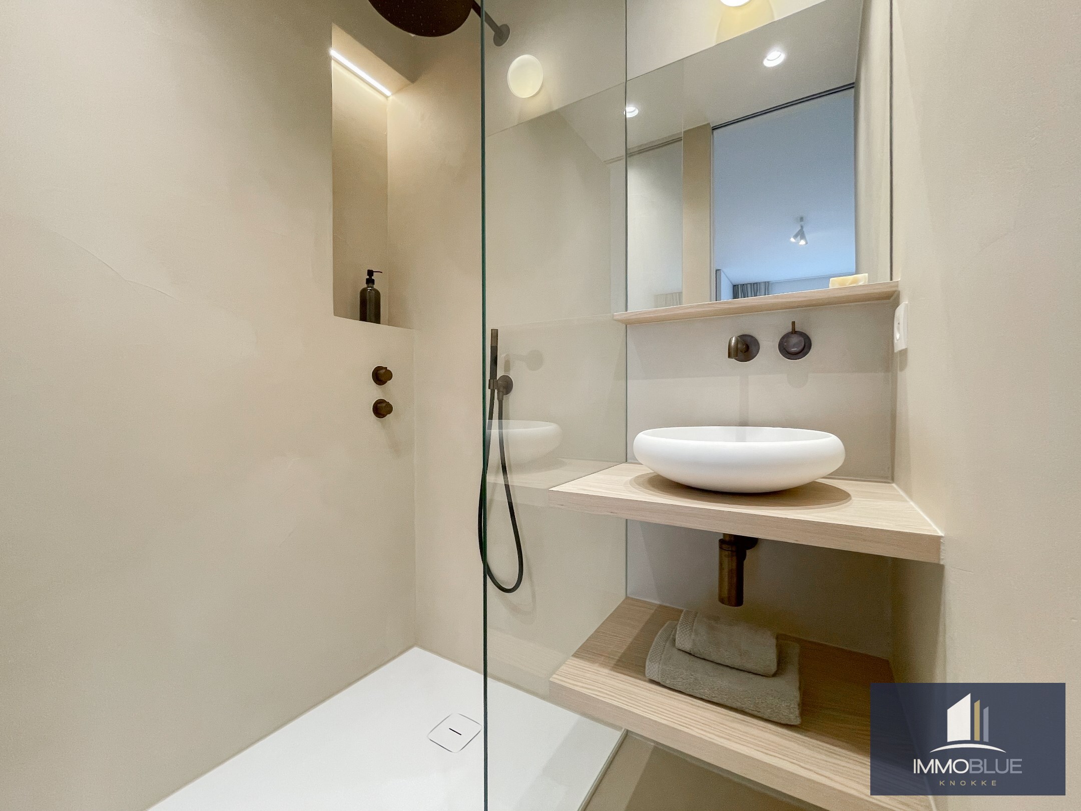 Volledig gerenoveerd, tijdloos appartement met open zicht en een royale gevelbreedte. 