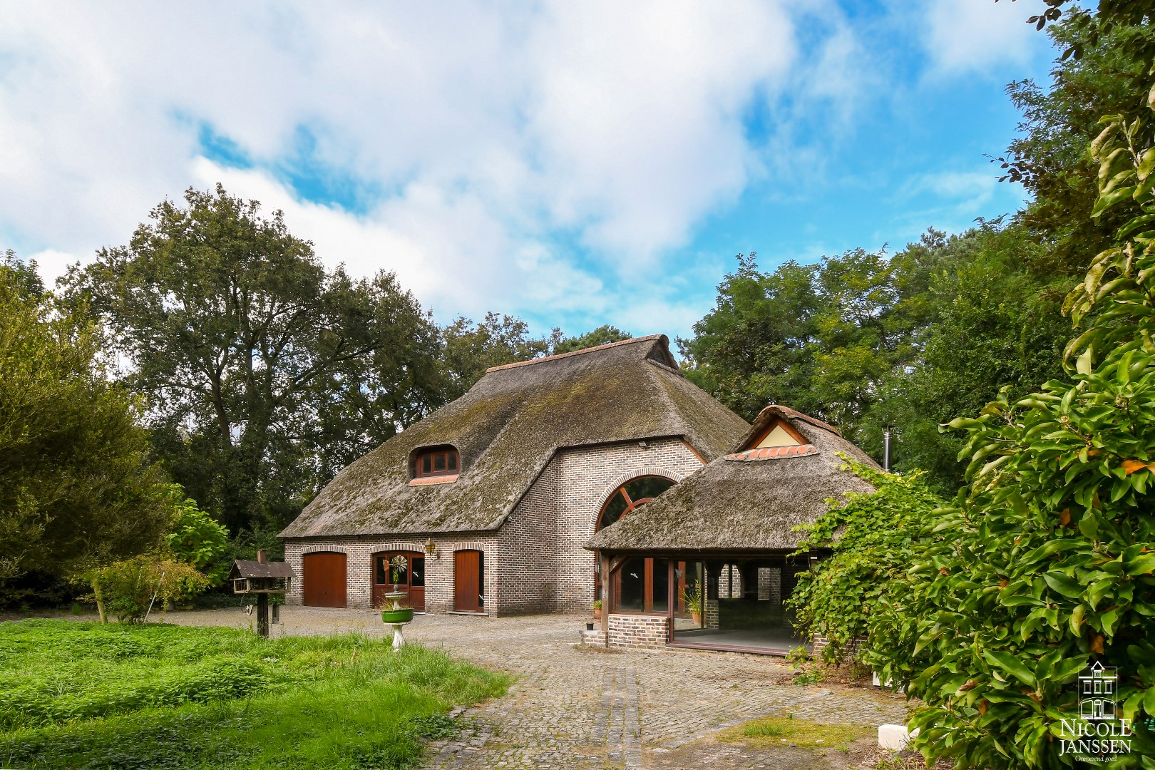 Leuk overdekt bijgebouw 