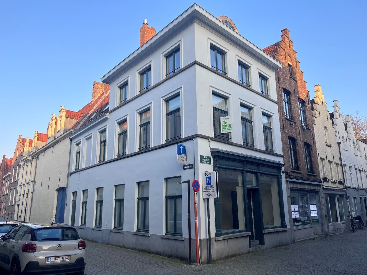 Tussen Astridpark en Vismarkt gelegen burgershuis met zonneterras, 4 slpk&#39;s, 3 bdk&#39;s 