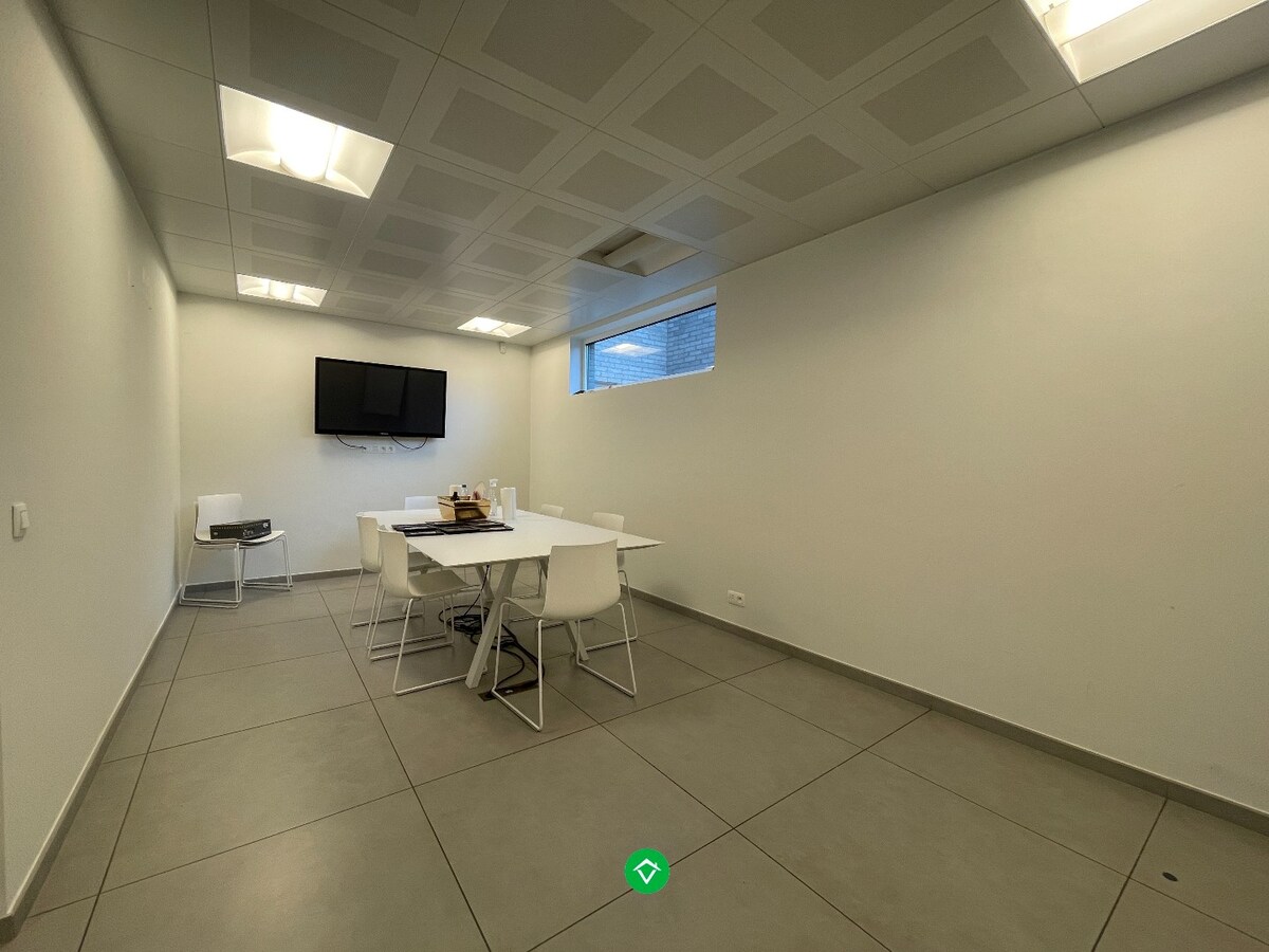 Ruim handelspand van 183m&#178; op een centrale ligging te Roeselare 