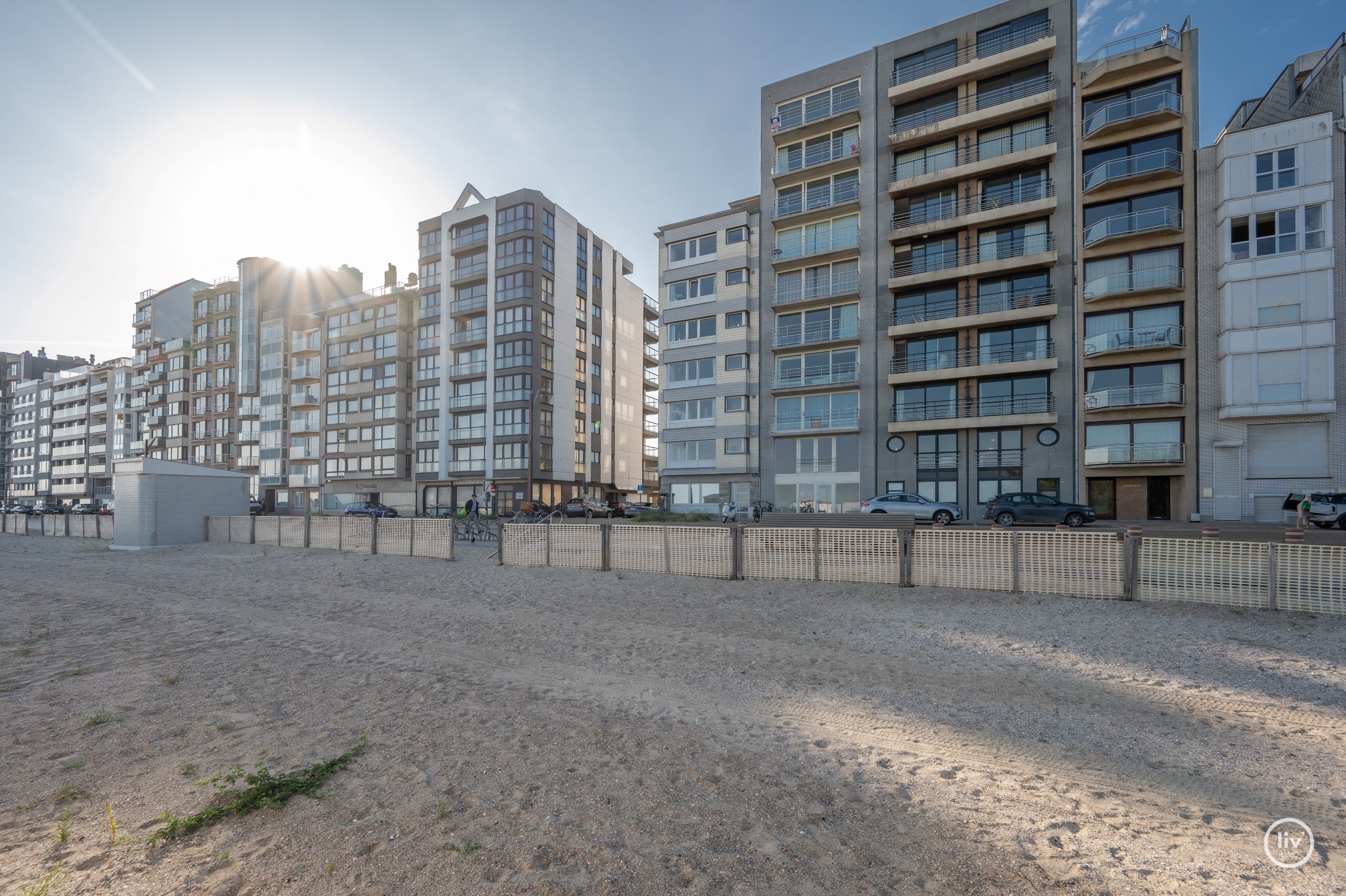 Grand appartement (7 m de largeur de fa&#231;ade) avec vue frontale sur la mer &#224; l&#39;avant et une magnifique vue d&#233;gag&#233;e &#224; l&#39;arri&#232;re, situ&#233; sur la digue &#224; Heist. 