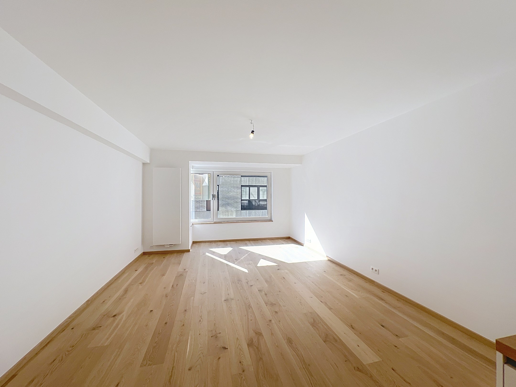 Instapklaar 2-slaapkamerappartement met zijdelings zeezicht in verzorgd gebouw. 