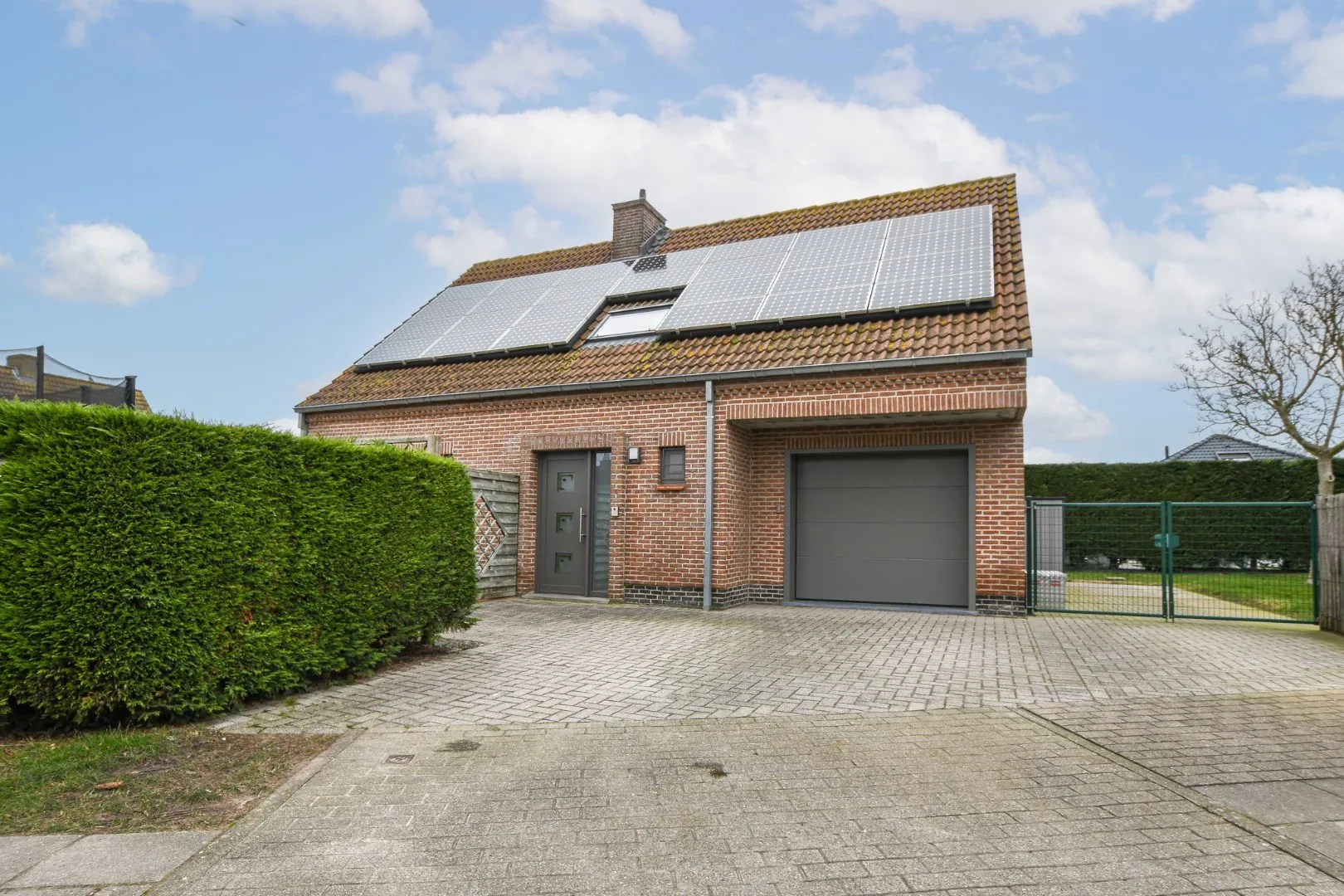 Ruime villa met grote tuin, garage en 4 slaapkamers te koop! 