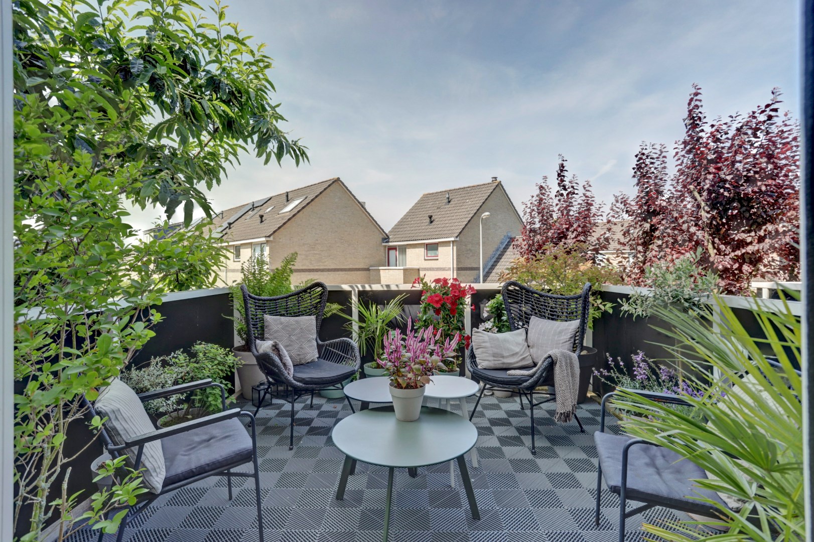 Licht, ruimte en luxe onder &#233;&#233;n dak – ideaal gezinshuis met 3 slaapkamers, moderne keuken, balkon en zonovergoten dakterras! 