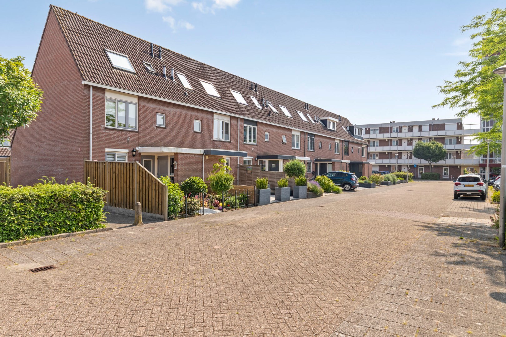 Energiezuinige eengezinswoning energielabel A, met 4 slaapkamers, uitgebouwde woonkamer, 12 zonnepanelen, vloerverwarming en gelegen op eigen grond. 