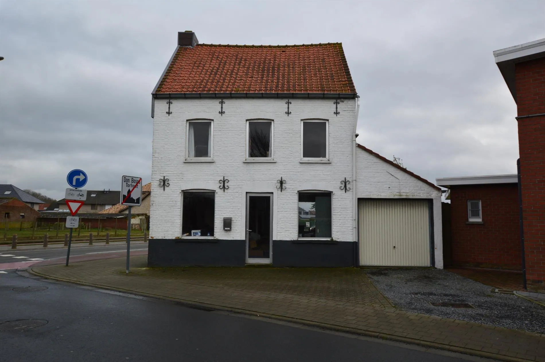 Woning met handelsruimte op uiterst commerciële ligging te Torhout