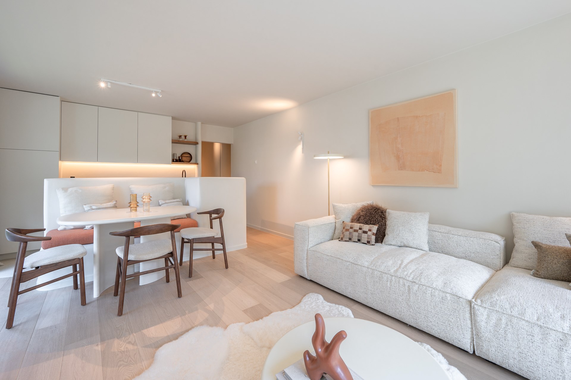 Magnifique appartement d&#39;angle r&#233;nov&#233; situ&#233; au premier &#233;tage dans le Cottagepad &#224; Knokke-Het Zoute. 