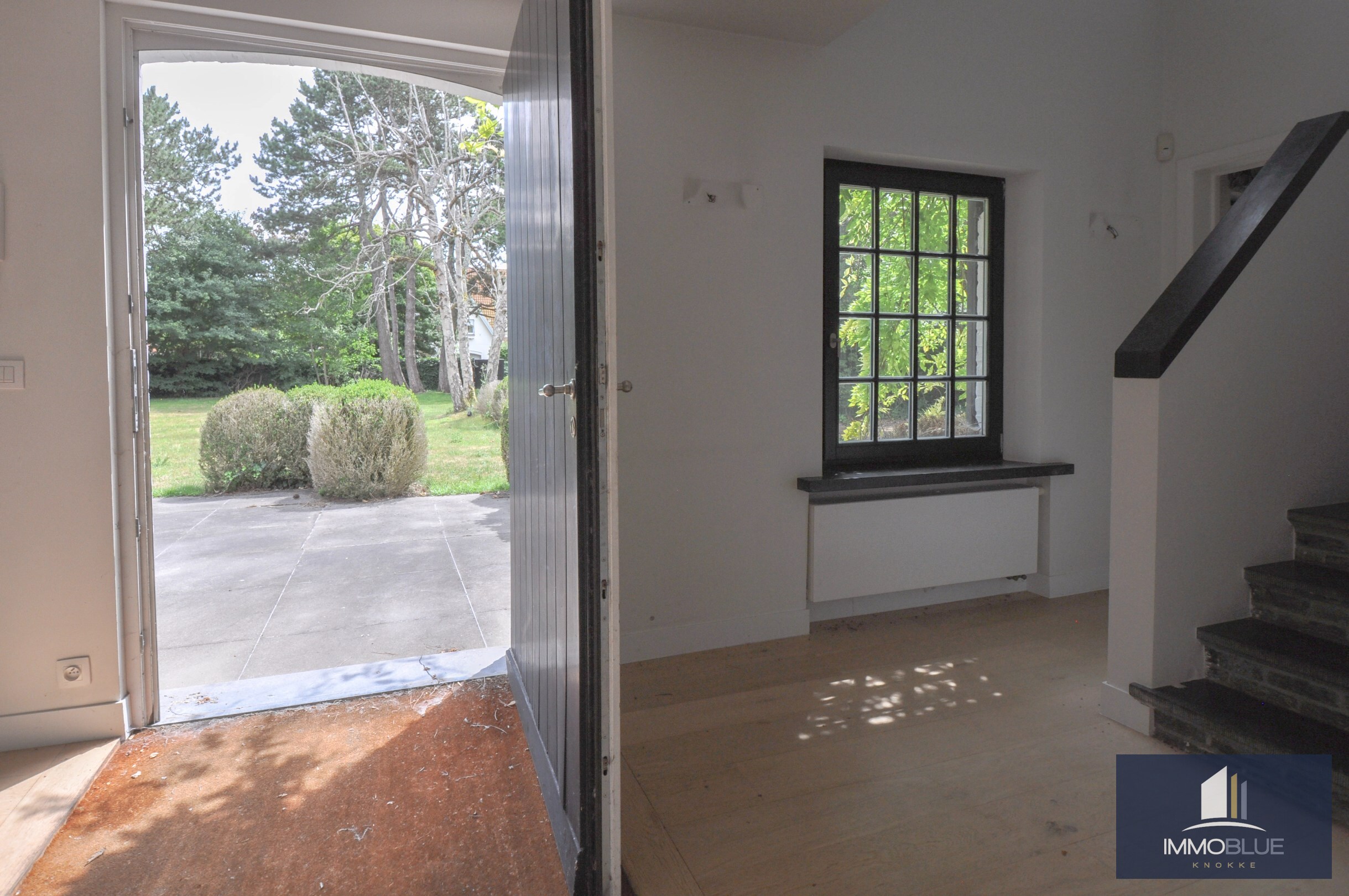 Villa exclusive, situ&#233;e au calme sur un terrain de 1.628 m&#178;, &#224; proximit&#233; du Royal Zoute Tennis Club. 