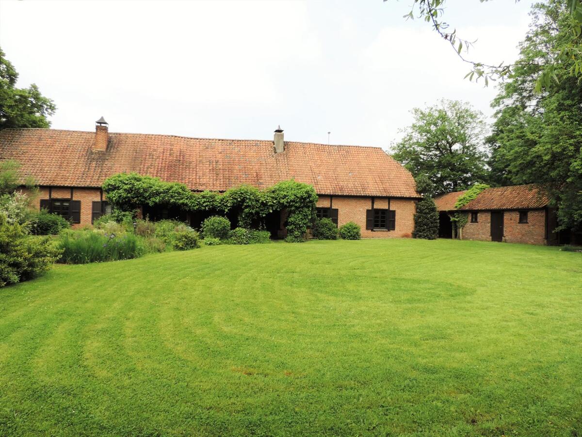 Authentieke hoeve met stalgebouw op  ca. 1,03 ha te Tessenderlo 