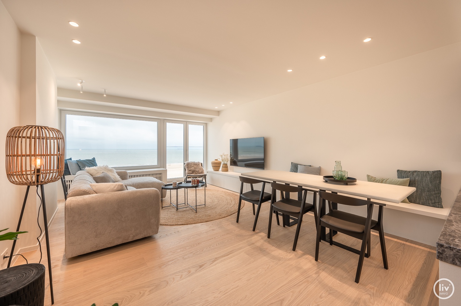 Prachtig gerenoveerd appartement met frontaal zeezicht gelegen op de Zeedijk-Albertstrand te Knokke. 