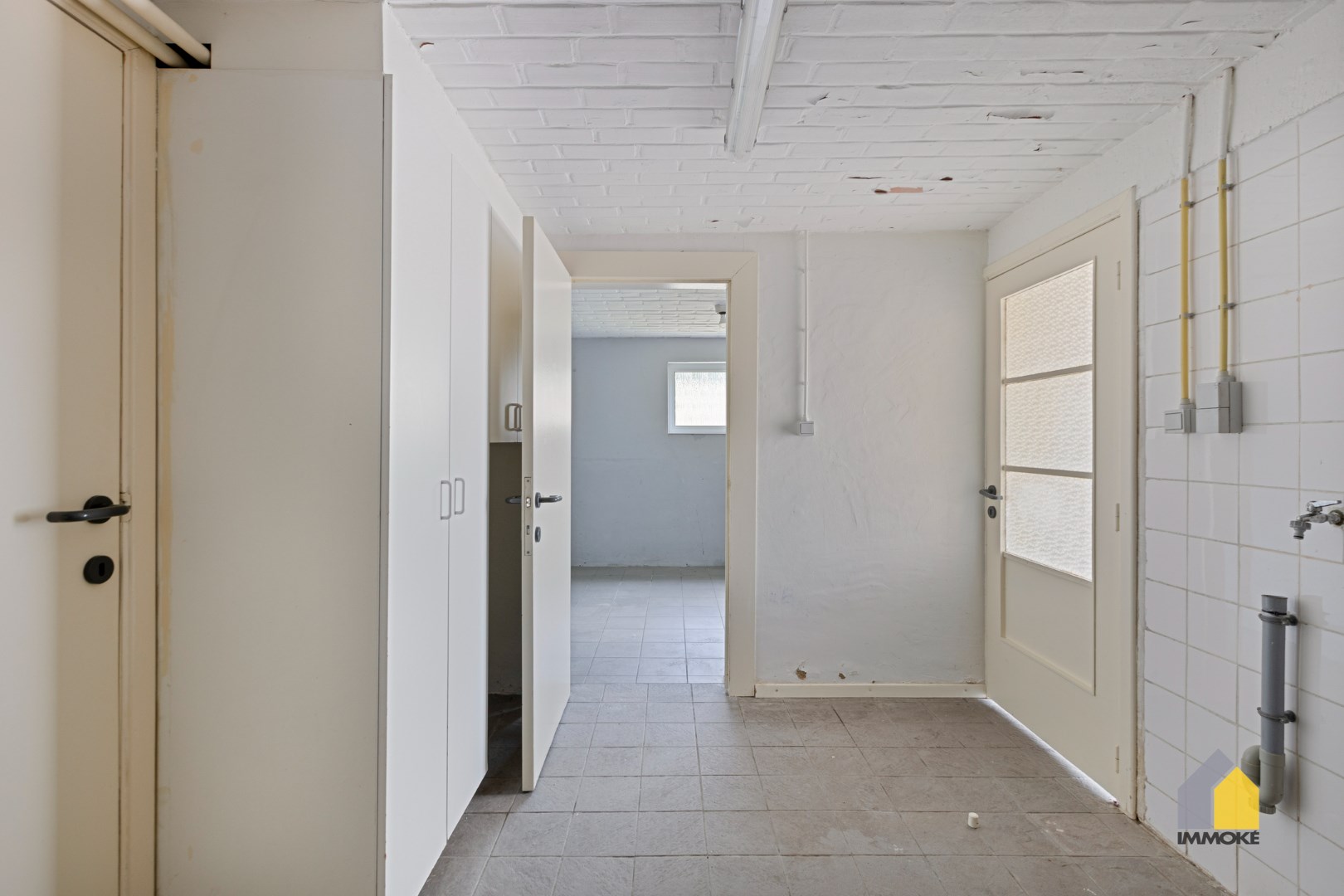 Halfvrijstaande woning met 3 slpks en grote polyvalente ruimte op perceel van 5 a 25 ca. 