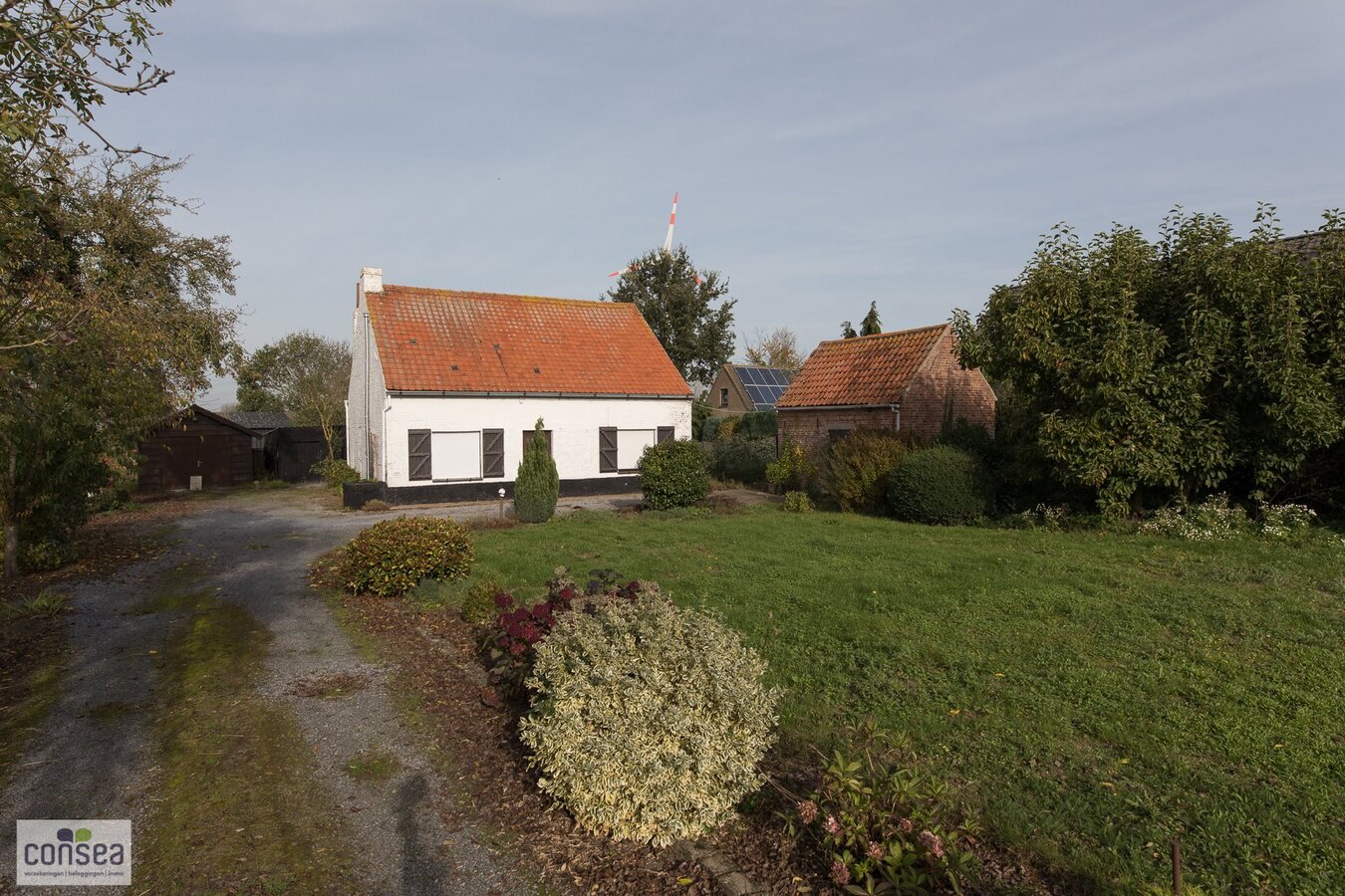 TE KOOP: SUBLIEM GELEGEN HOEVE OP EEN BUITENGEWONE OPPERVLAKTE. 