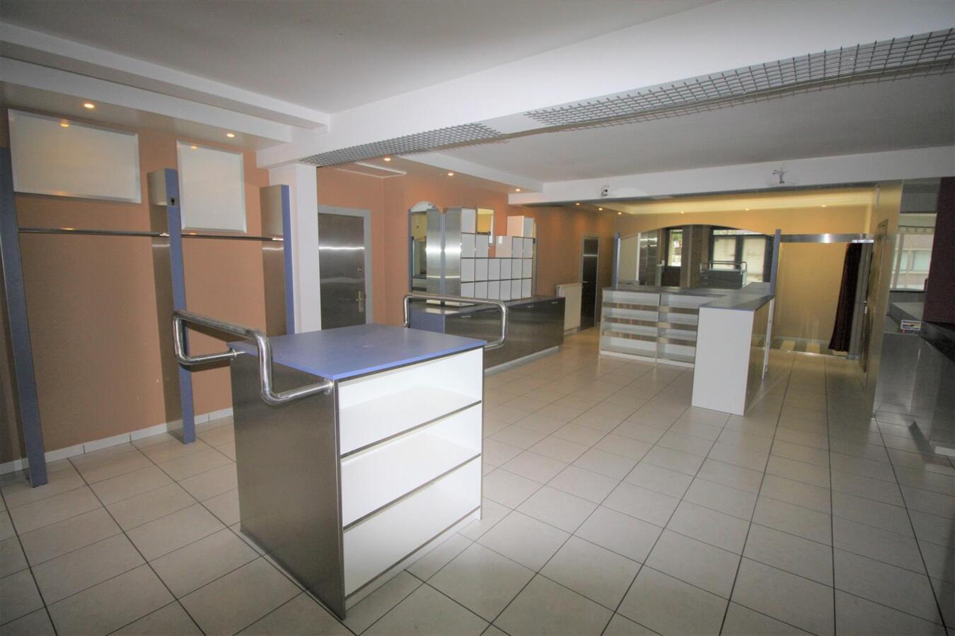 Appartement gelijkvloers met handelspand in Zedelgem 