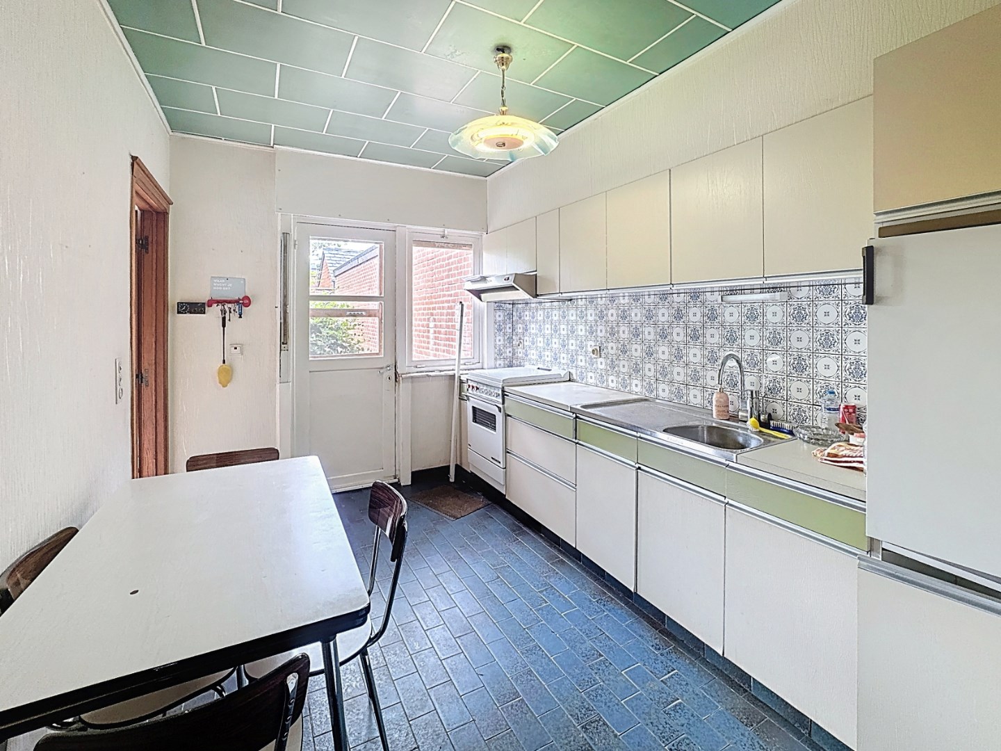 Te renoveren woning op afgesloten perceel van 936m&#178; 