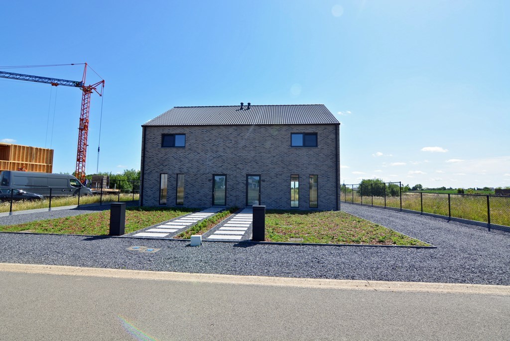 Halfvrijstaande nieuwbouwwoning met 3 slpks en dressing op perceel van 4a 88ca. 