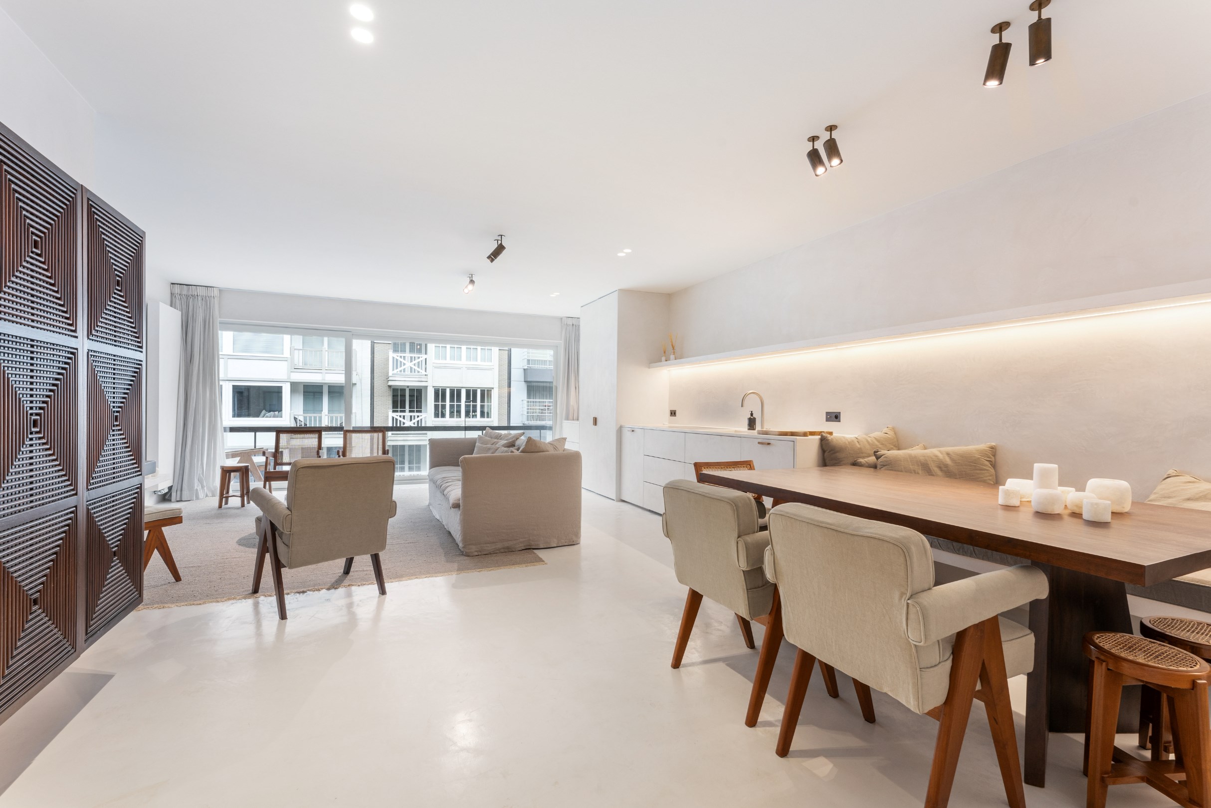 Bel appartement r&#233;nov&#233; situ&#233; du c&#244;t&#233; ensoleill&#233; de la Van Bunnenlaan &#224; Knokke, &#224; proximit&#233; de la digue. 