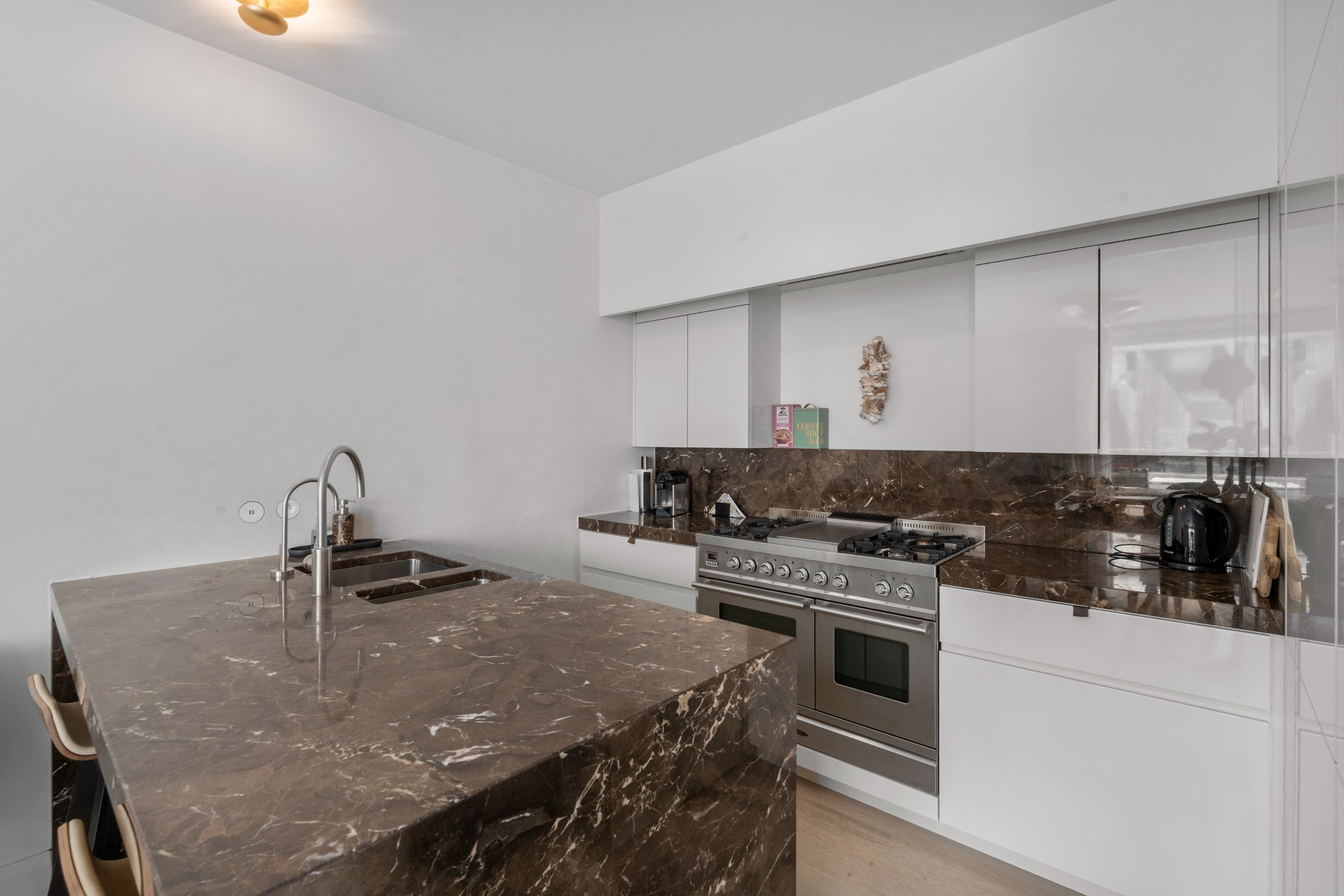 Luxueus duplex-hoekappartement, voorzien van alle comfort, nabij het Rubensplein (Mogelijkheid tot aankoop van een inpandige garage-staanplaats) 