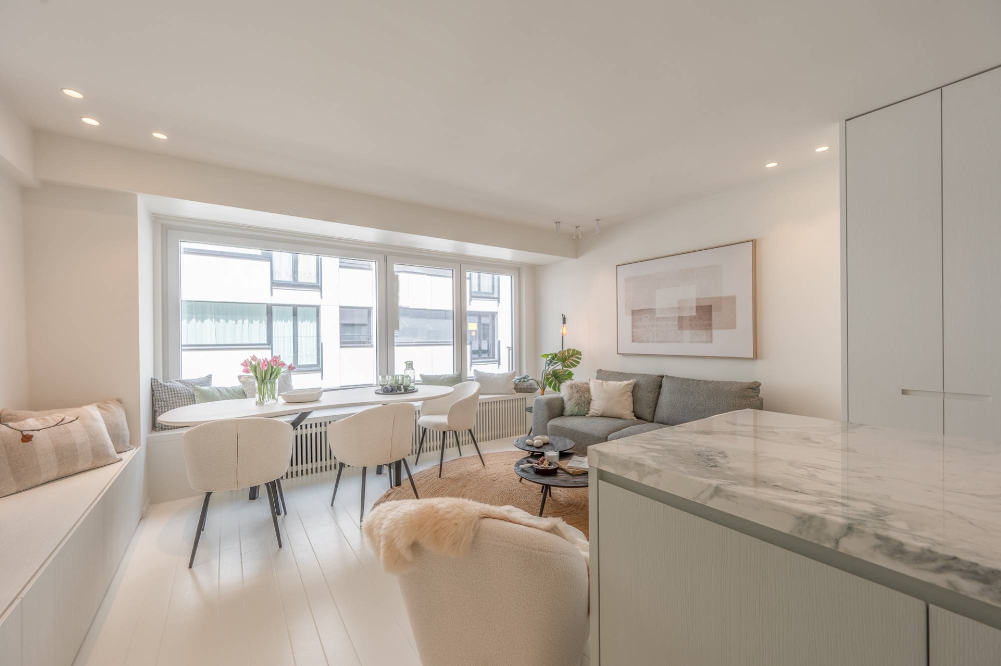 Zeer mooi gerenoveerd appartement met 3 slaapkamers te Knokke-Zoute met zijdelings zeezicht. 