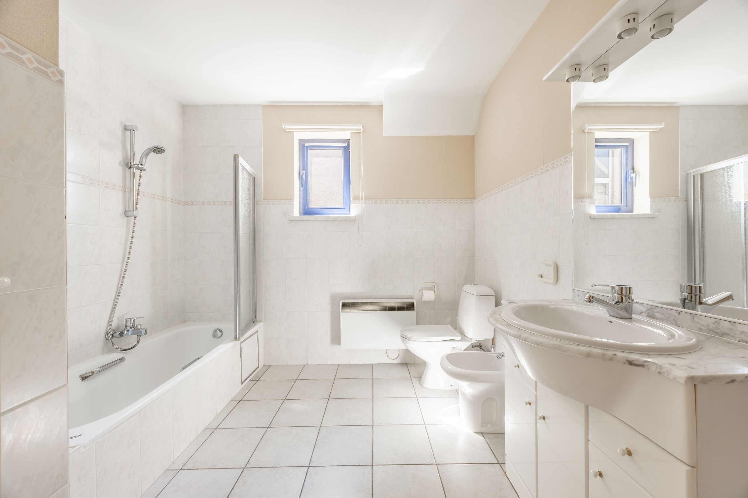 INVESTERINGSEIGENDOM MET 4 APPARTEMENTEN EN 4 GARAGES 