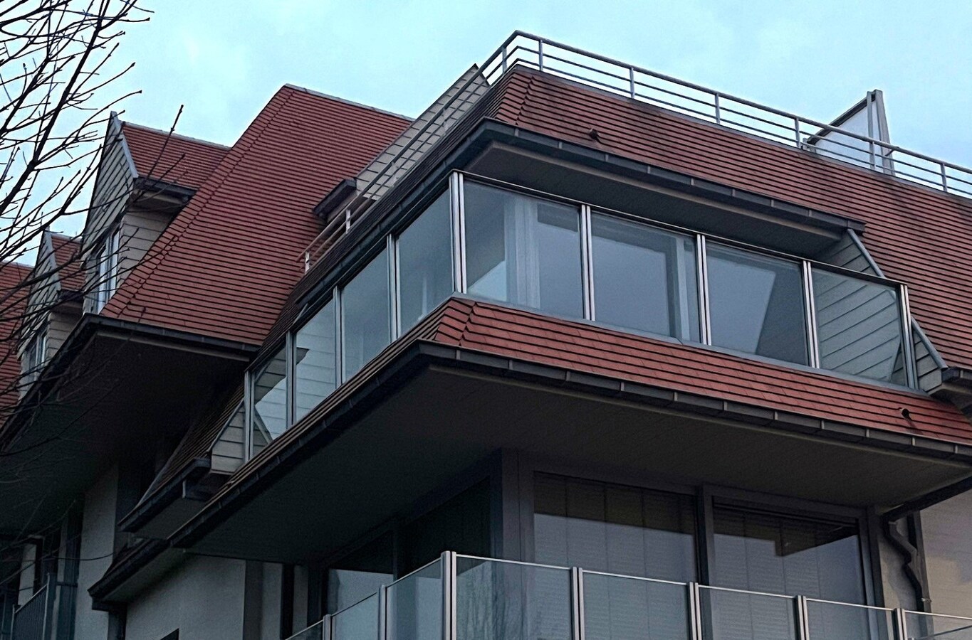 Comfortabel, recent appartement met terras nabij de Zeedijk, aan tramhalte gelegen 