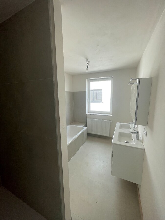 Volledig afgewerkte half-open nieuwbouwwoning te huur in Eernegem 