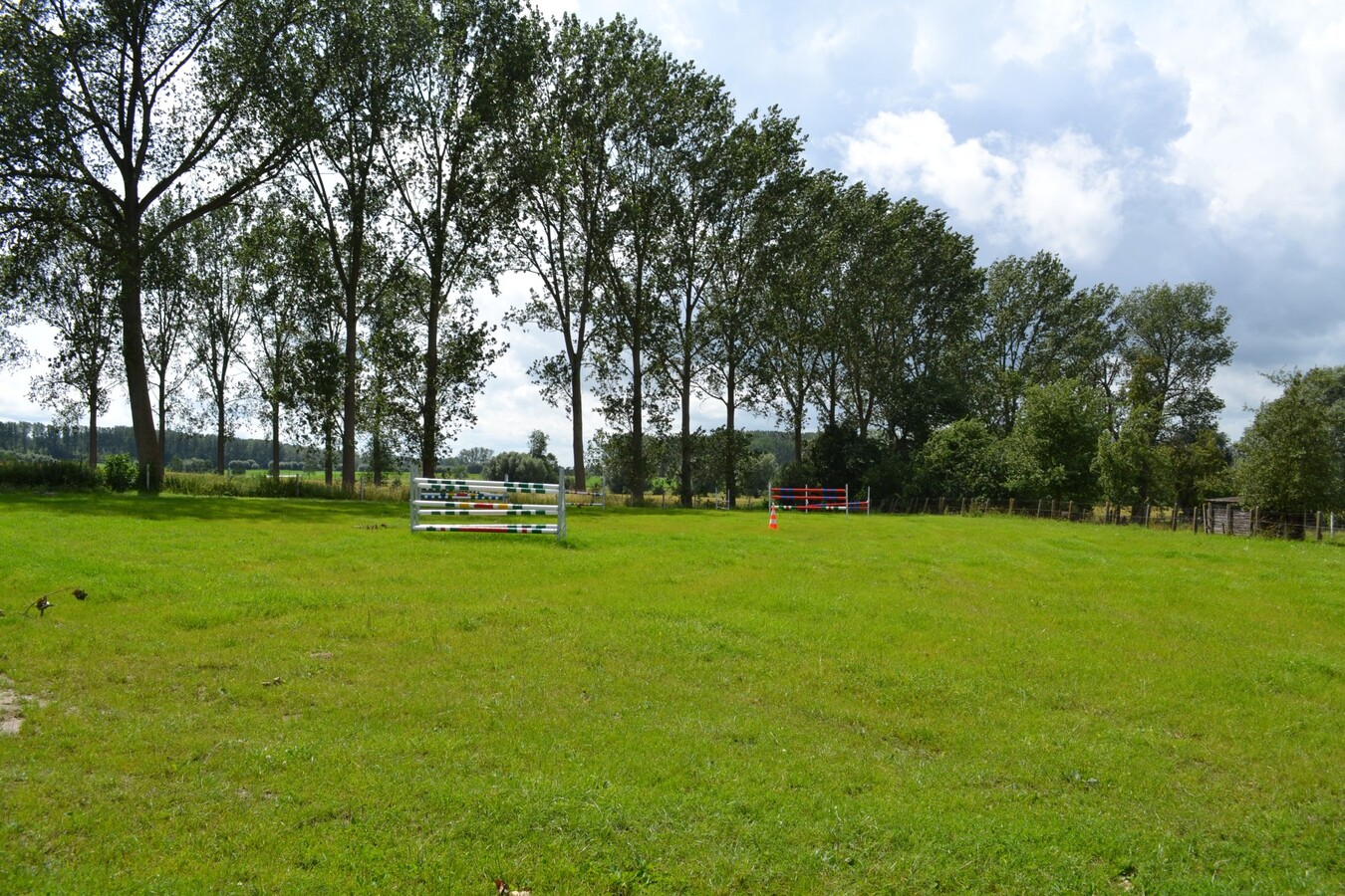 Recente vierkantshoeve op ca. 18a te Ninove met bijkomende weide (mogelijkheid tot 3,5Ha weide) 