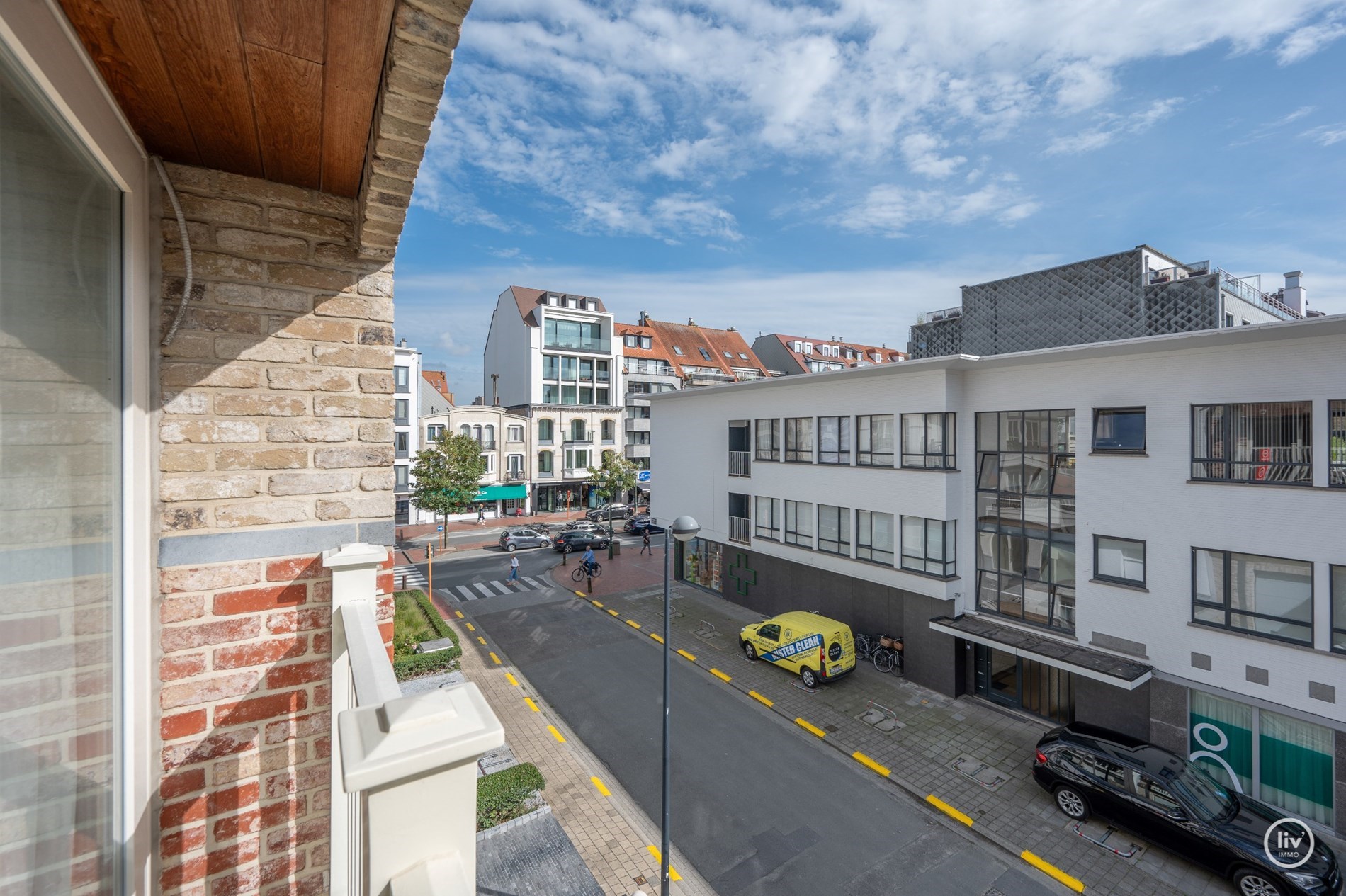 Aangenaam en ruim (woon) appartement in een rustige zijstraat van de Lippenslaan (met mogelijkheid tot aankoop van een inpandige garagebox.) 