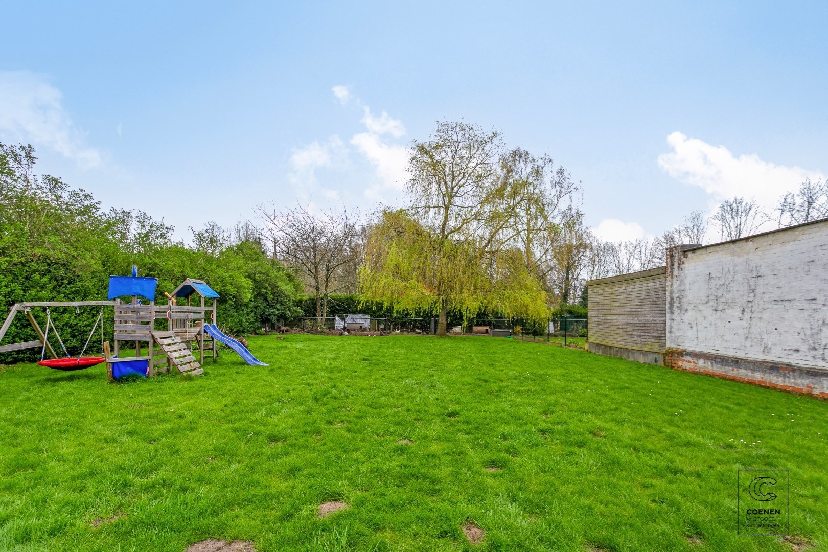 Instapklare woning met praktijkruimte &#233;n bouwgrond in Wommelgem. 4-5 slaapkamers, tuin, zonnepanelen en garage. 