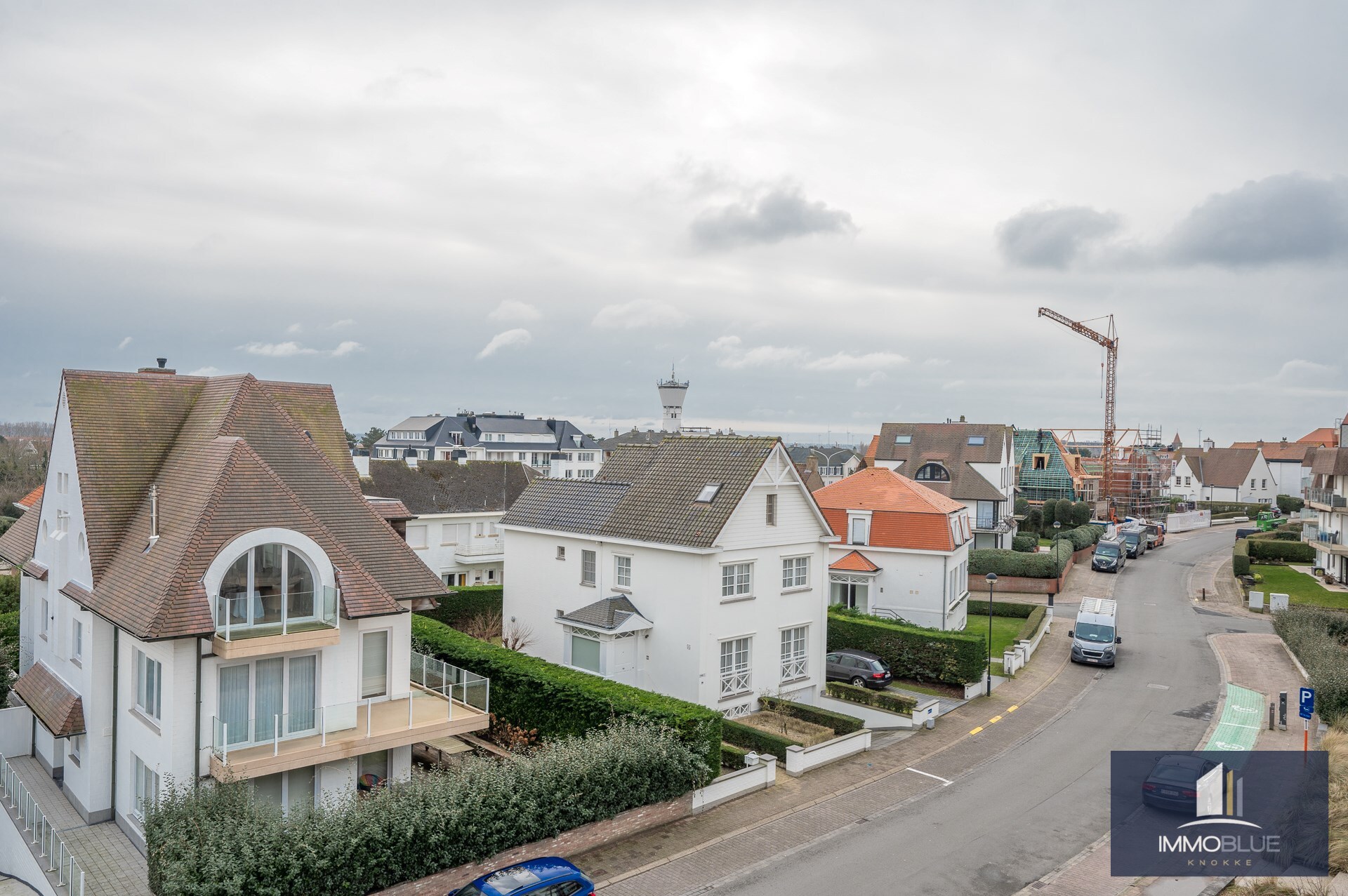 Stijlvol volledig gerenoveerd hoekappartement met een panoramisch zicht gelegen vlakbij het strand. 