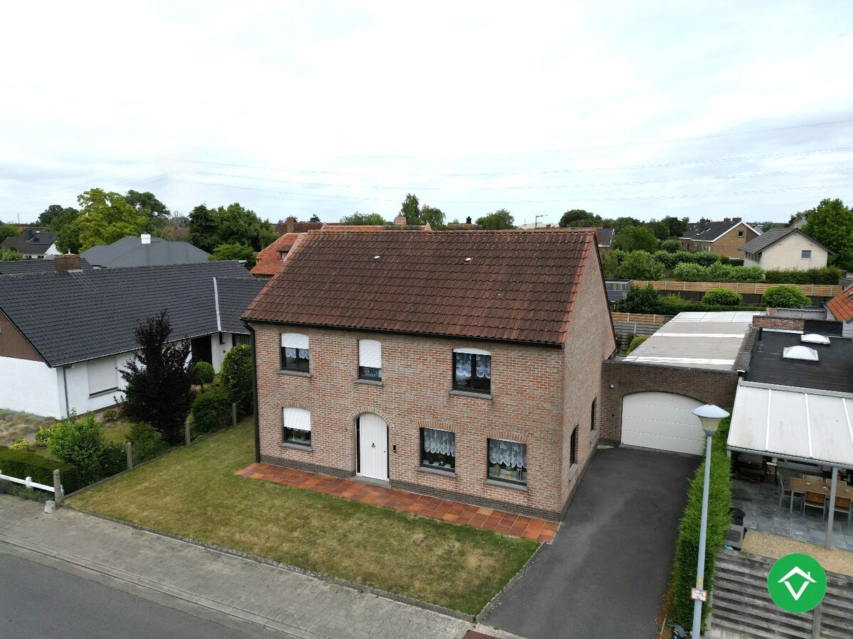 Alleenstaande woning met 5 slaapkamers, tuin en garage/loods te Roeselare 