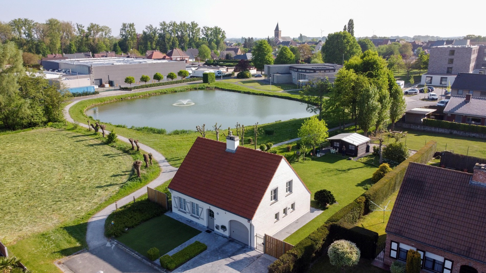 Prachtige alleenstaande woning met garage en tuin op 719 m&#178; 