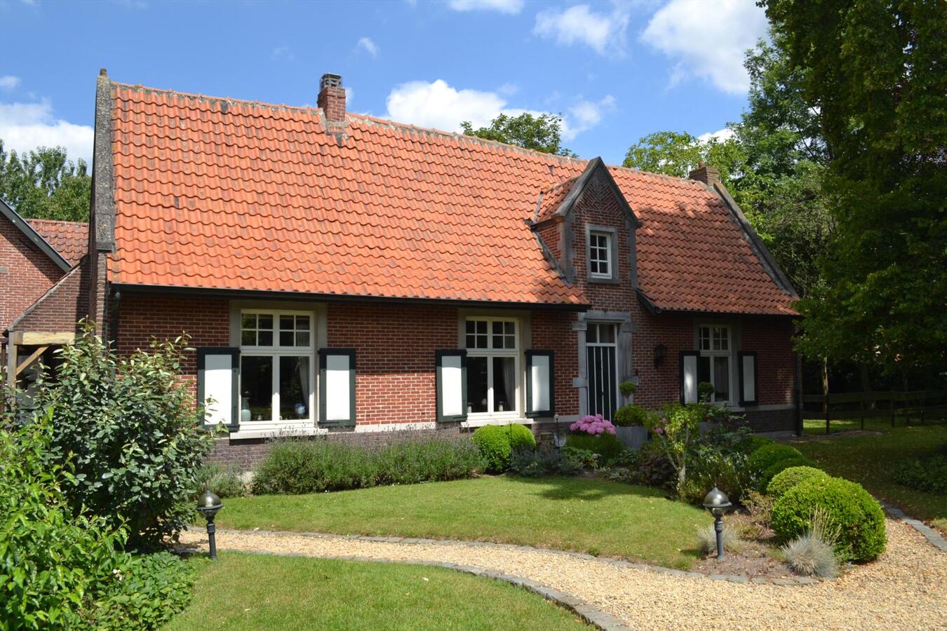 Charmante hoeve op ca. 0,63Ha te Lokeren, deels gelegen in woongebied. 