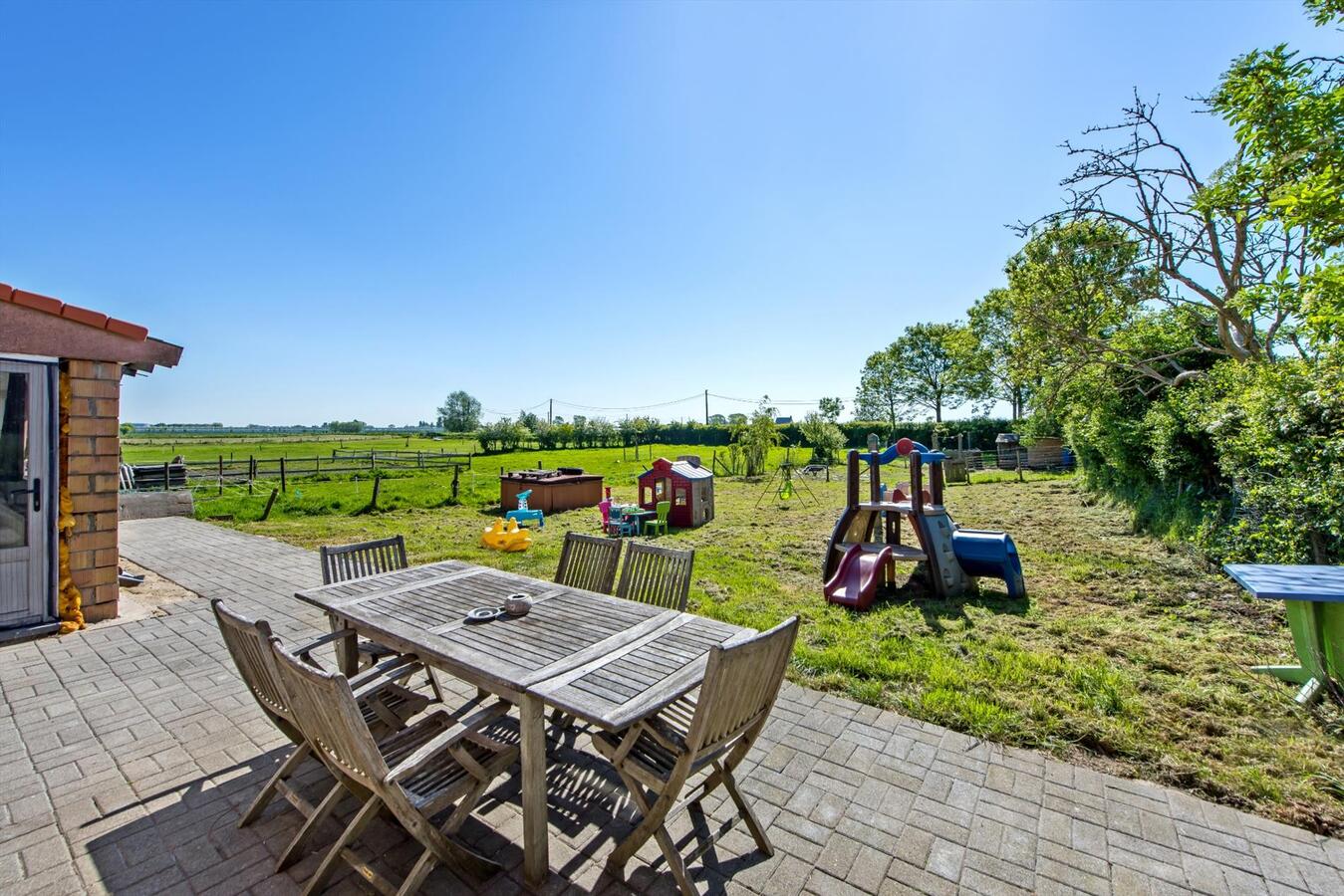 Alleenstaand landhuis met stallen op 2,2 HA te Eernegem 