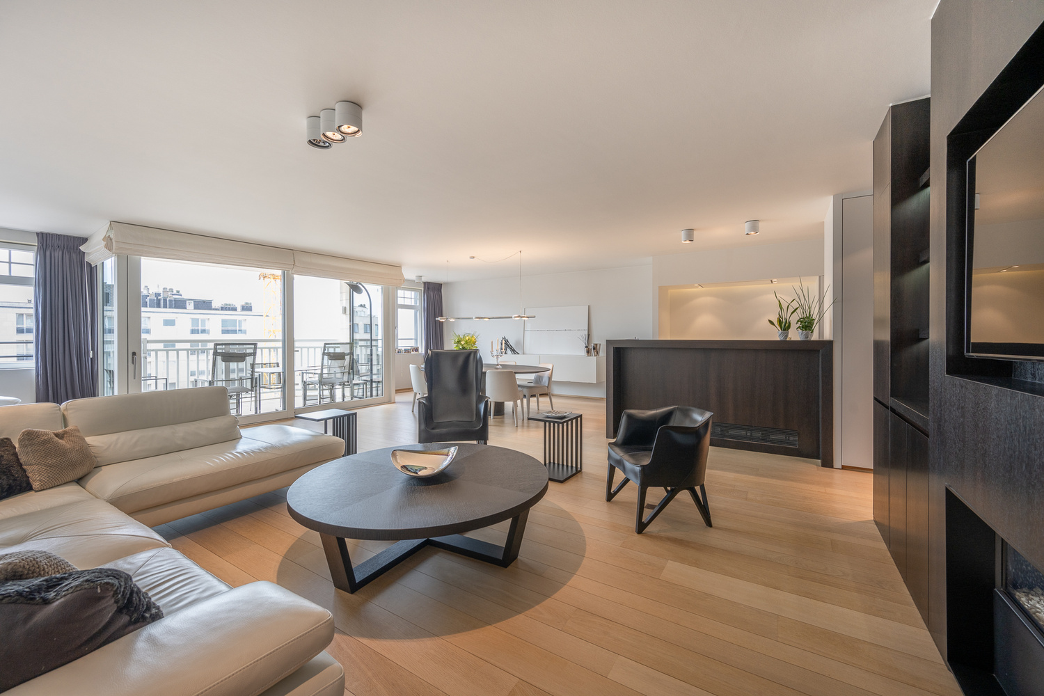 Instapklaar appartement (gevelbreedte van 8,6m!) met 3 slaapkamers op het exclusieve Albertplein te Albertplein Knokke-Zoute. 