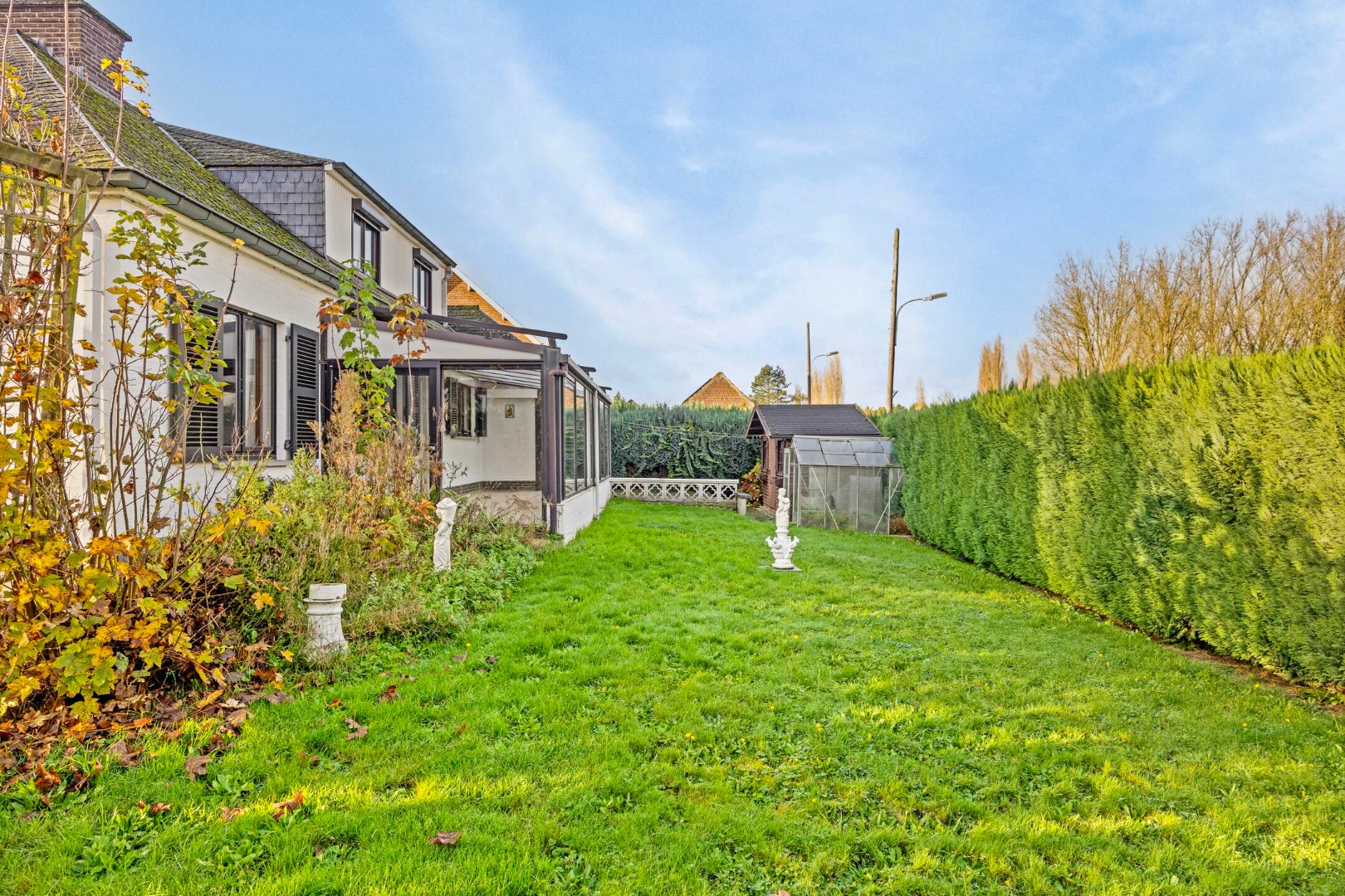 Te renoveren vrijstaande woning met 4 slpks, garage en tuin 