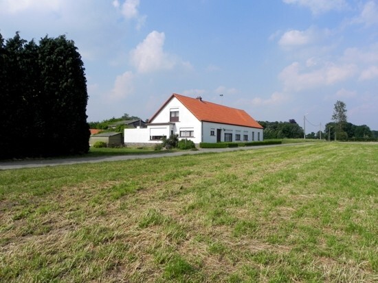 Grote langgevel hoeve met stallingen op ca. 1 ha 