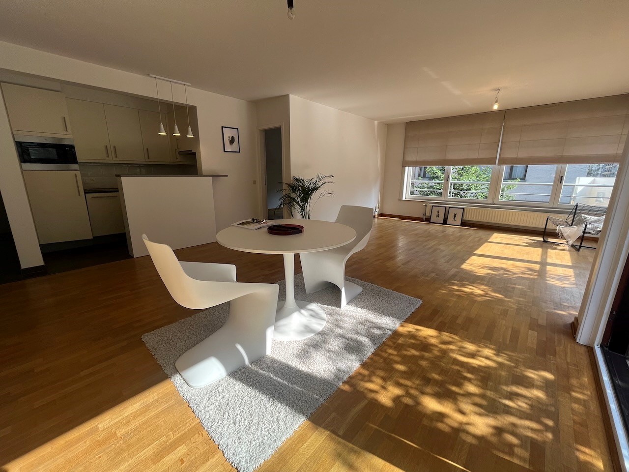 Lichtrijk hoekappartement met twee volwaardige slaapkamers gelegen in het centrum van Knokke. 