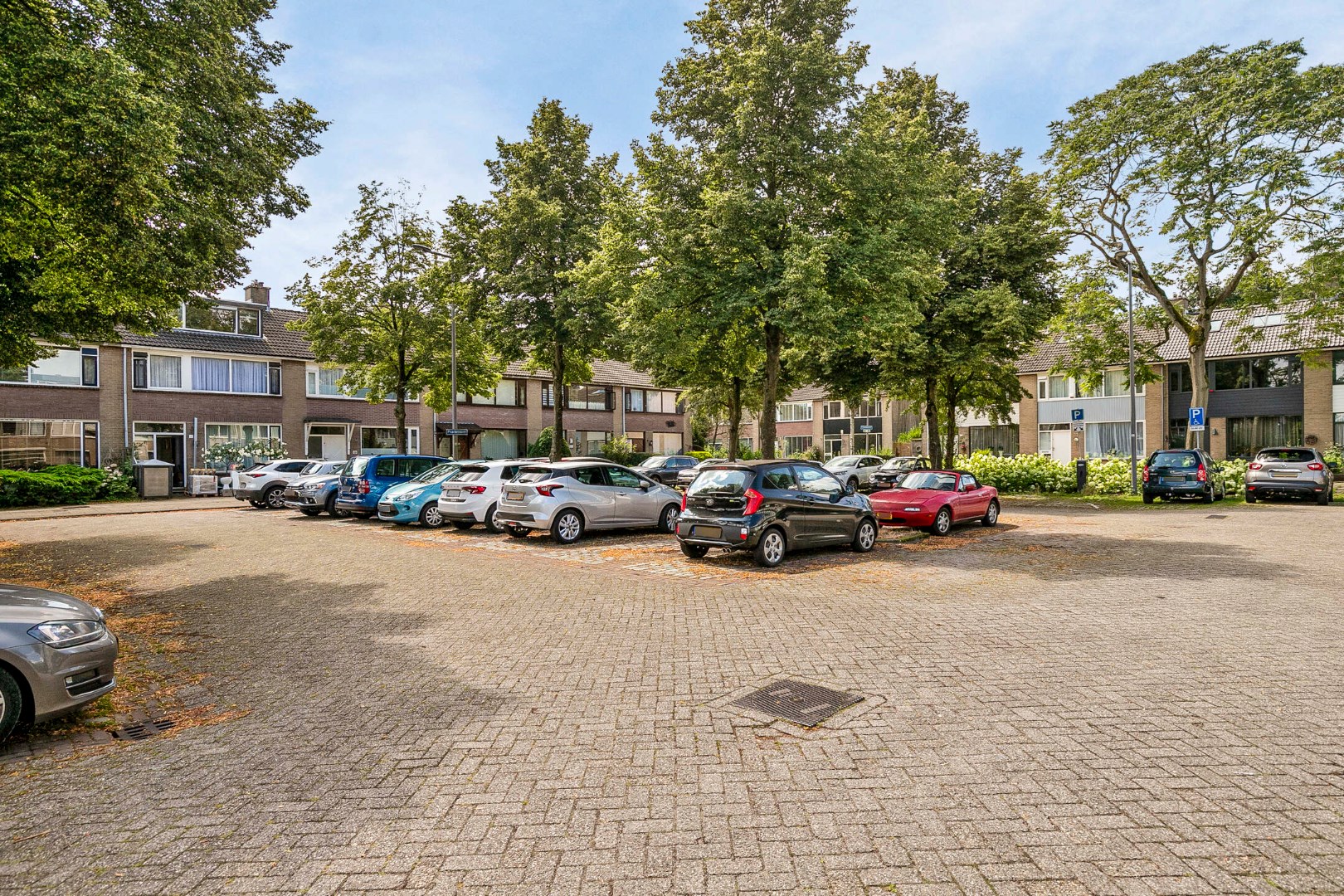 Keurige 6-kamer drive-in woning met moderne keuken, nette badkamer, 5 slaapkamers, zonnige tuin en eigen parkeerplaats! 