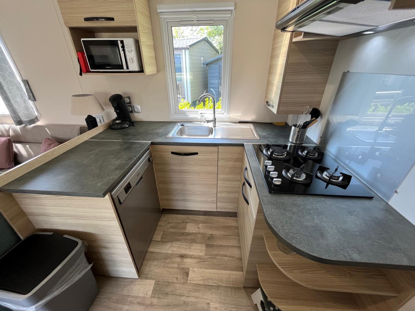 Zeer net, vrijwel nieuw vakantie-chalet (nr. JD12) aan de rand het Vakantiepark In de Bongerd te Oostkapelle, op loopafstand van het gezellige centrum van het dorp en natuurgebied de Manteling met aan 