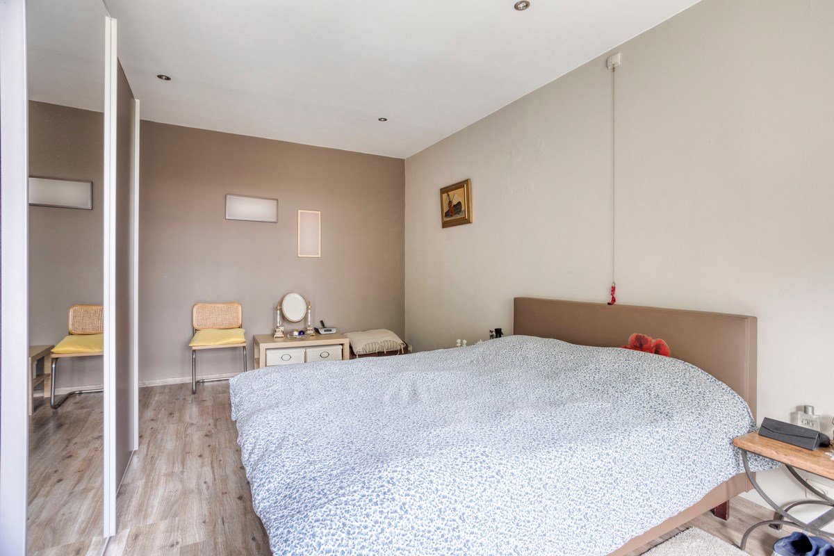 Opbrengsteigendom met 3 appartementen, garages en tuin 