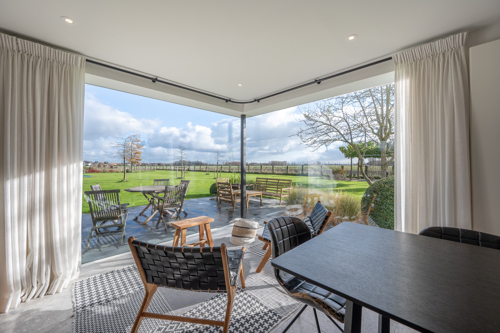 Uitzonderlijke en gerenoveerde eigendom ( 5.510 m&#178; grond ) vlakbij het centrum van Knokke-Heist en toch genietend van een uitzonderlijk open zicht over de Knokse Polders. 