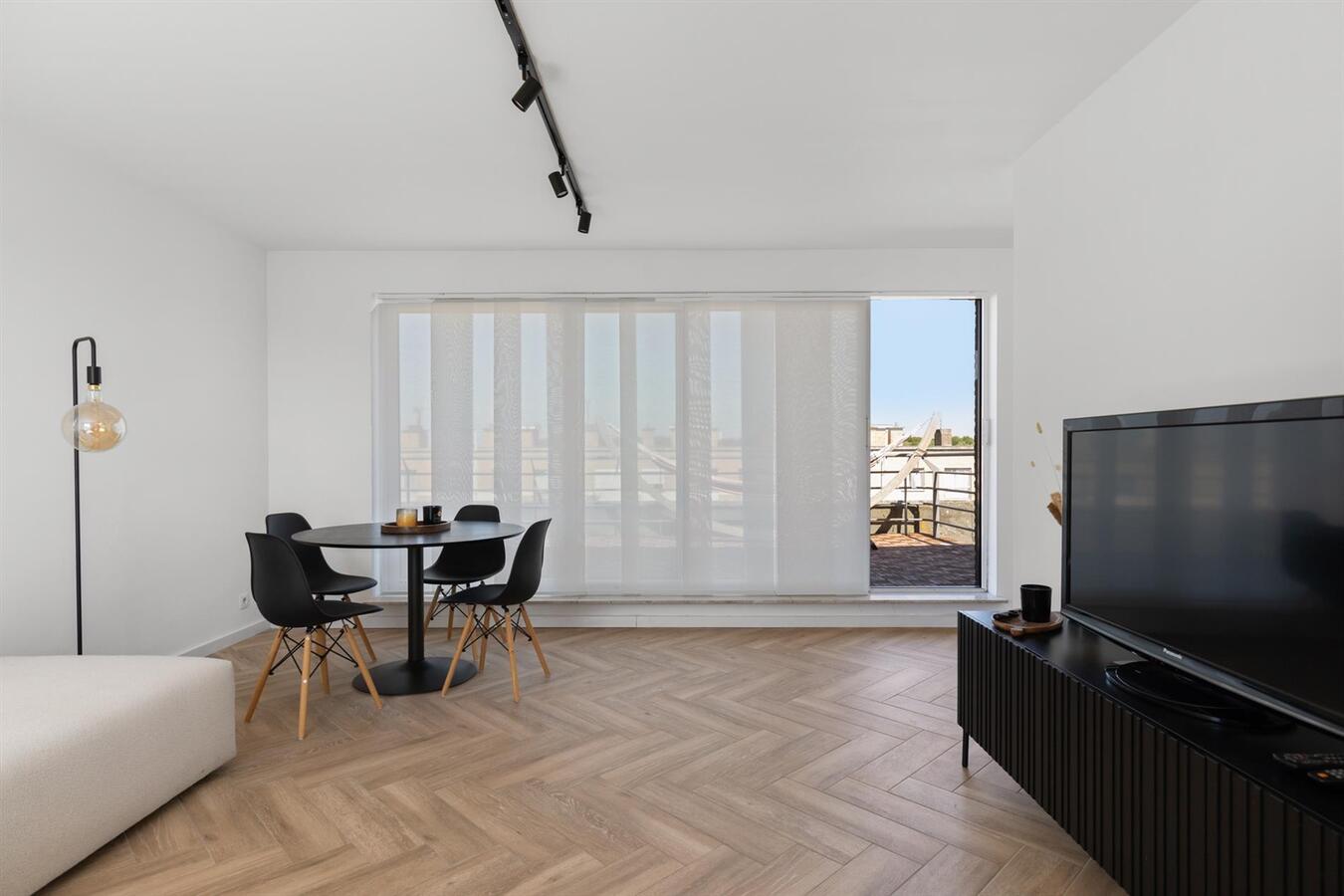 Kwalitatief gerenoveerd appartement met terras van 35m&#178;! 
