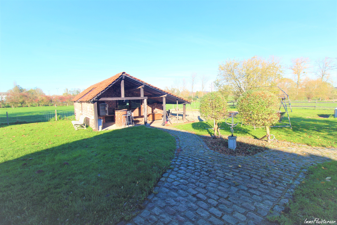 IN OPTIE - Hoevewoning met bijgebouwen en weiland op ca. 1ha te Tollembeek/Galmaarden (Vlaams-Brabant) 