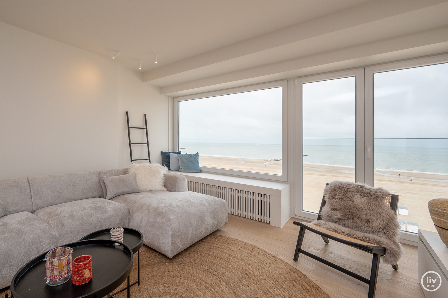 Prachtig gerenoveerd appartement met frontaal zeezicht gelegen op de Zeedijk-Albertstrand te Knokke. 