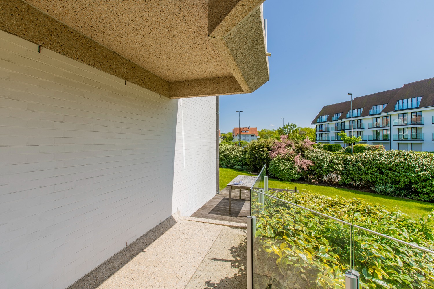 Appartement d&#39;angle lumineux de plus de 180m2, situ&#233; au calme dans une r&#233;sidence villa &#224; quelques pas de la digue plage Albert et du Royal Zoute Tennis Club, &#224; hauteur de la Wandeldijk dans le Zoute. 