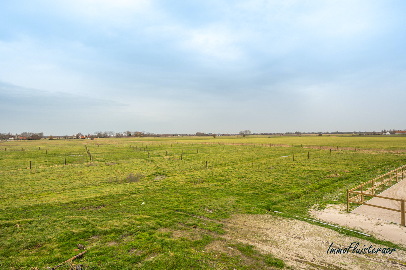 Nieuwbouw hippisch centrum met casco villa te West-Vlaanderen. 