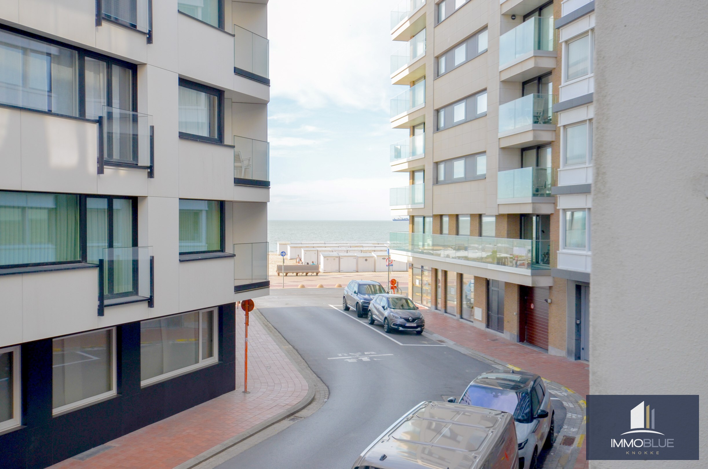 Volledig gerenoveerd appartement met een mooi zijdelings zeezicht gelegen nabij het Driehoeksplein. 