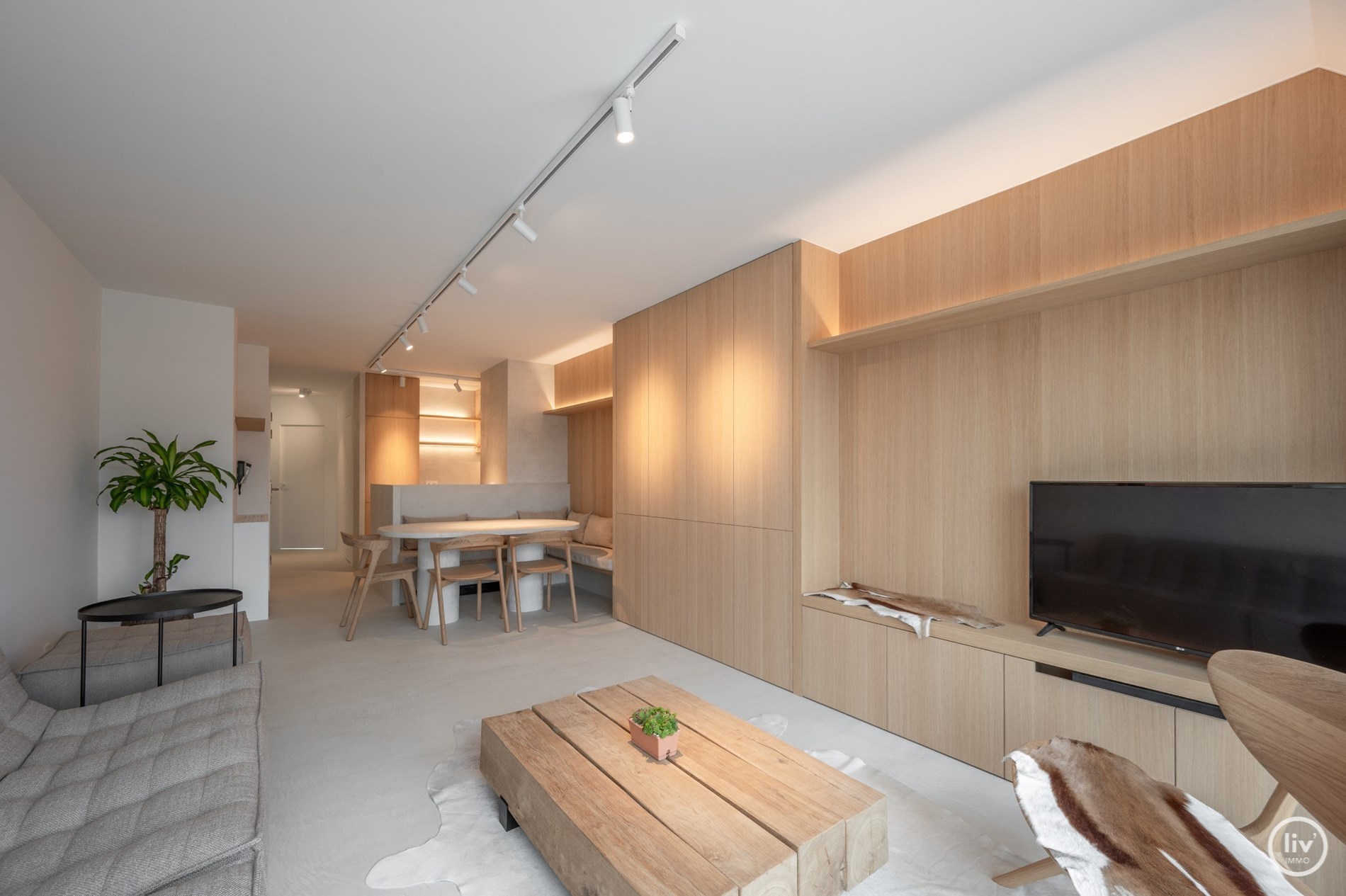 Prachtig gerenoveerd duplex appartement met ruim Westgericht terras gelegen op de Lippenslaan te Knokke. 