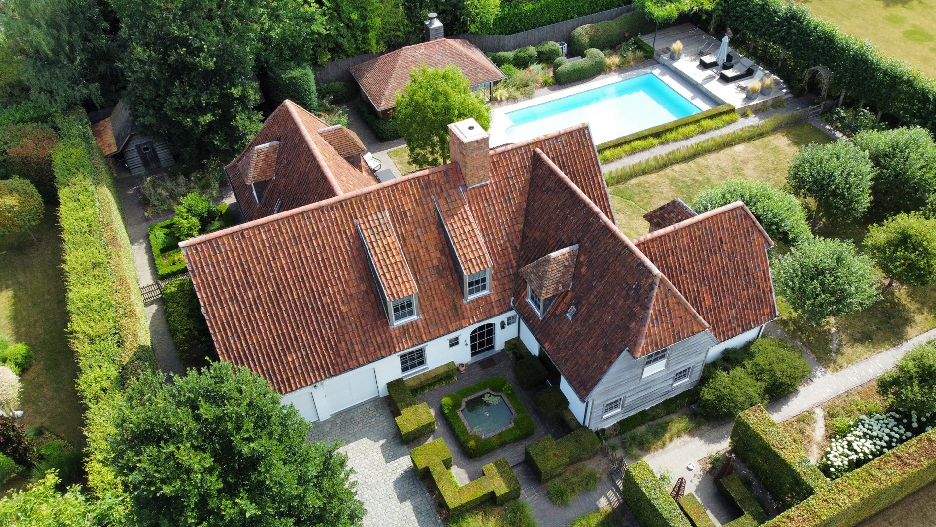 Exclusieve high-end villa op een toplocatie te Marke! 