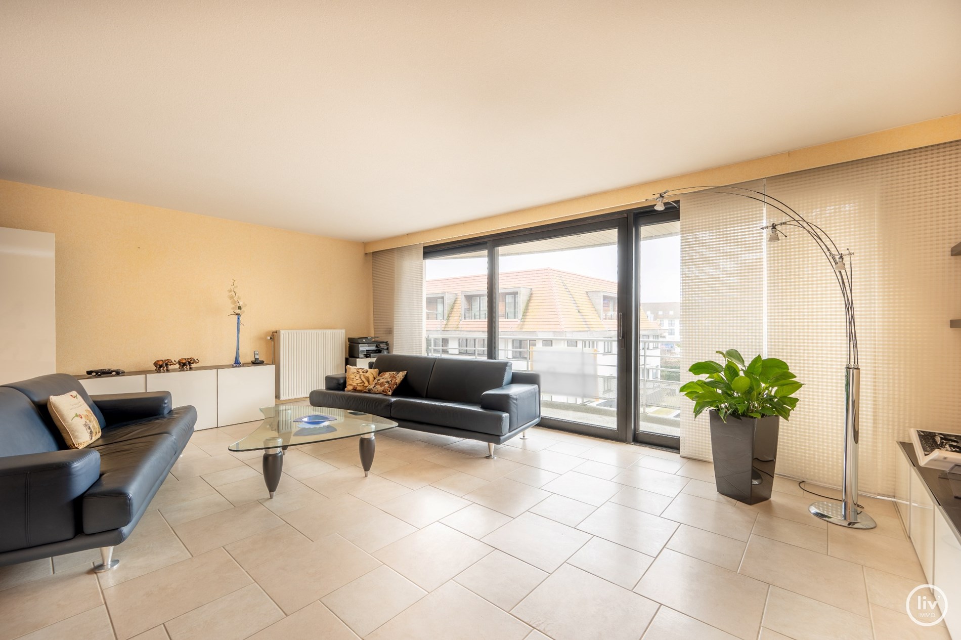 Prachtig zonnig appartement met zijdelings zeezicht en mooi terras vlakbij het Rubensplein te Knokke. 